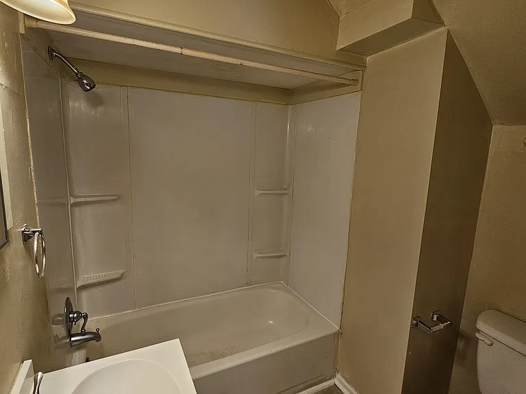 303 S Aiken Ave #5 — Photo 3