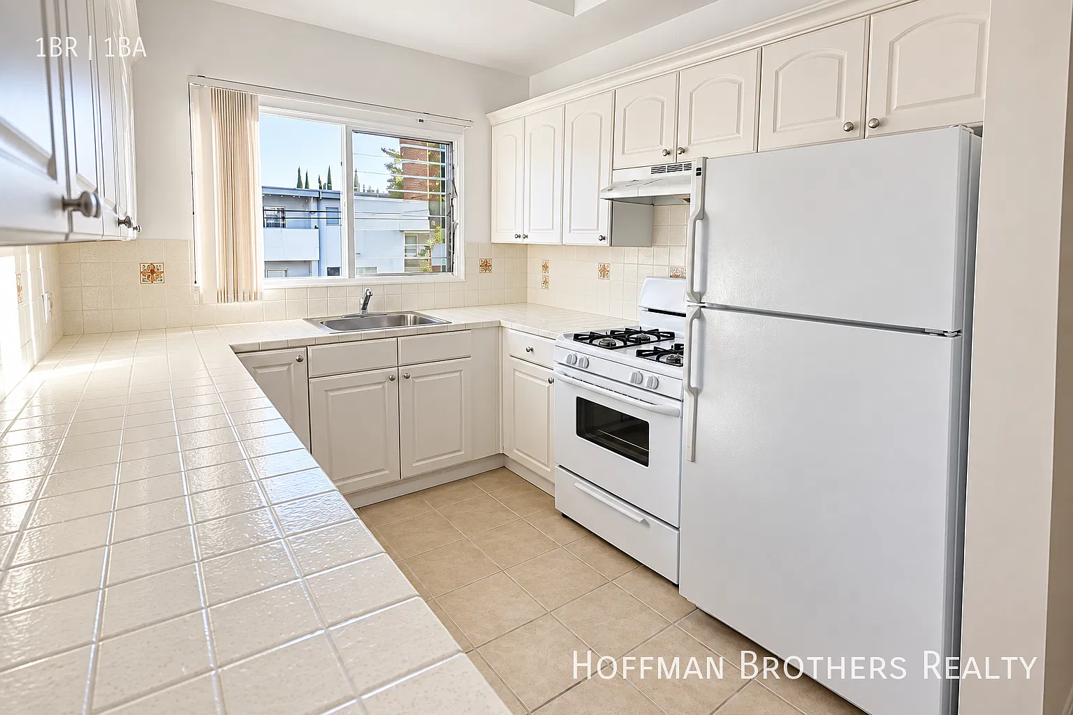 Recently Renovated Melrose Place 1 Bedroom Apartment with Modern Kitchen, Updated Appliances, Cov... — Photo 2