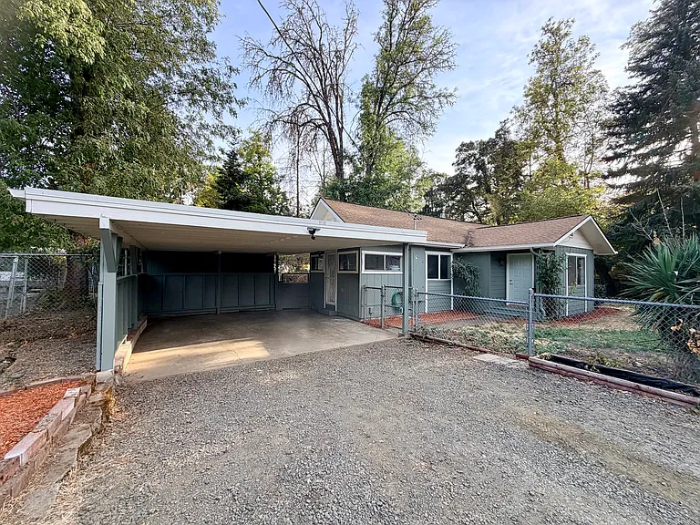 911 NE Newton Creek Dr — Photo 4