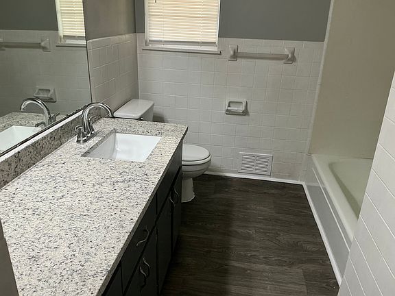 5th image of 809 47th Pl S