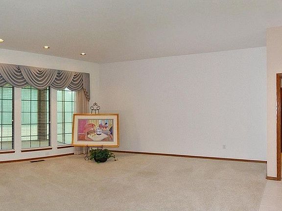 3rd image of 729 Chateau Ave