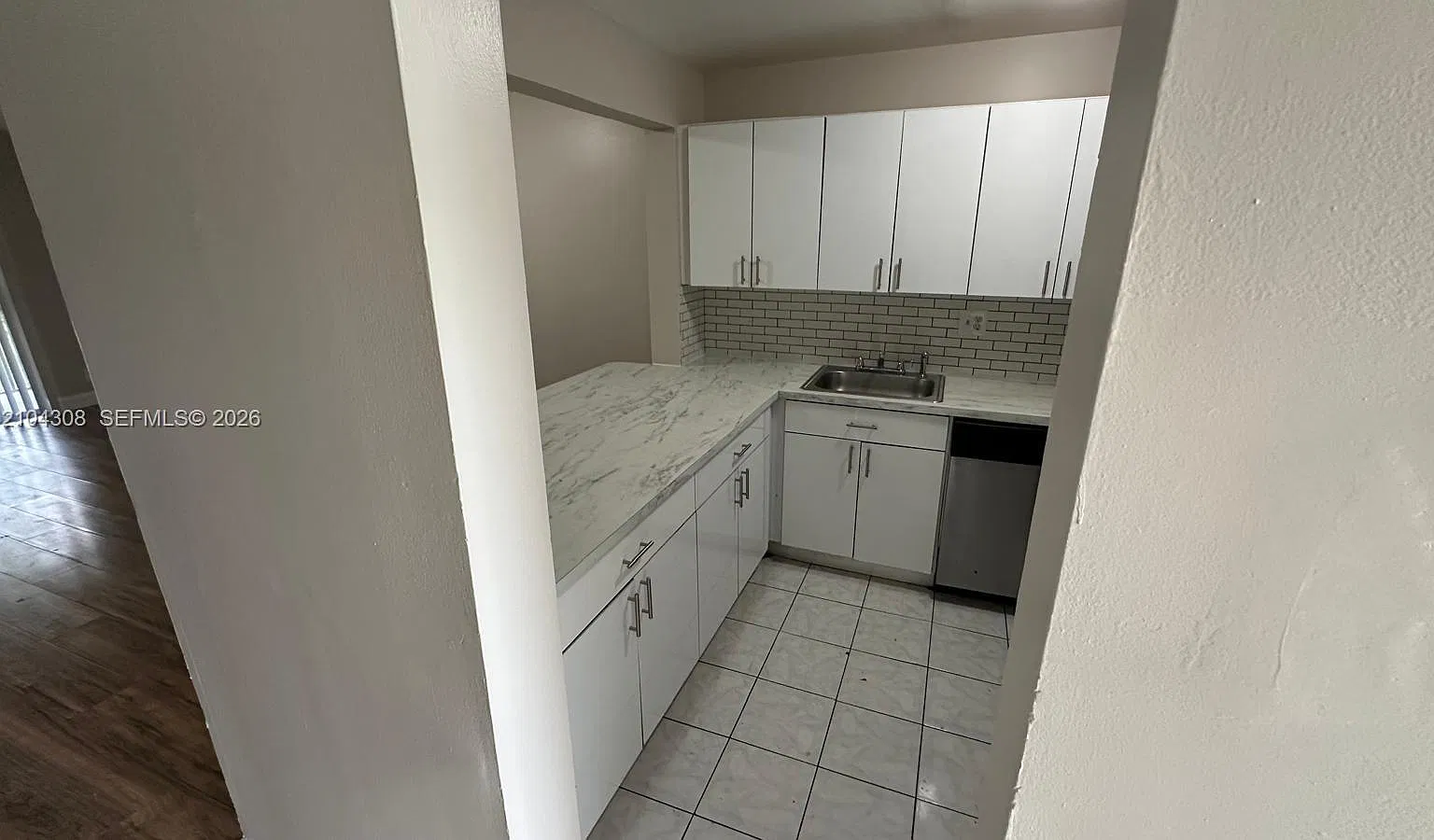 Versailles Gardens Condo — Photo 4