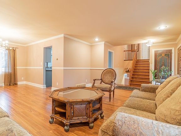 5th image of 9439 Walnut Dr