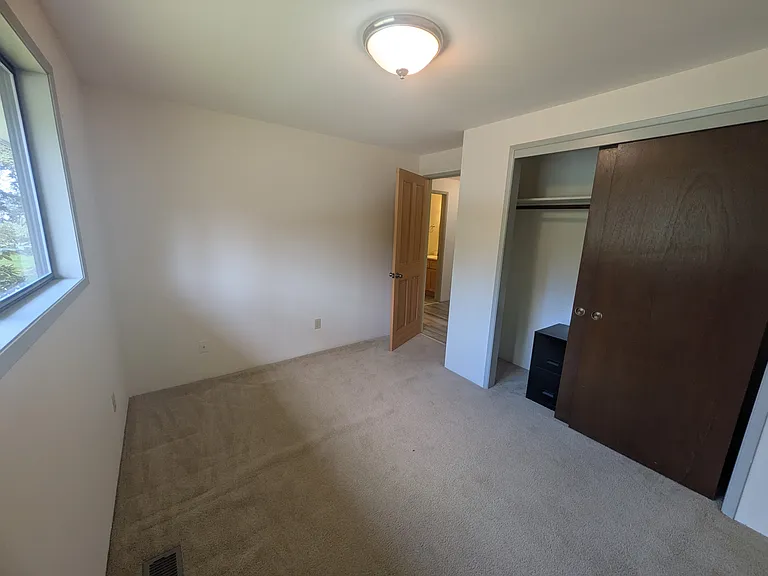 2421 Hastings Ave W — Photo 10