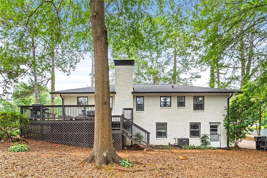 4 bed, 3.0 bath, 2260 sqft, $4,000 — Photo 3