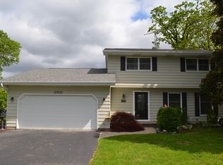 2502 E Thornwood Dr, Lindenhurst, IL 60046