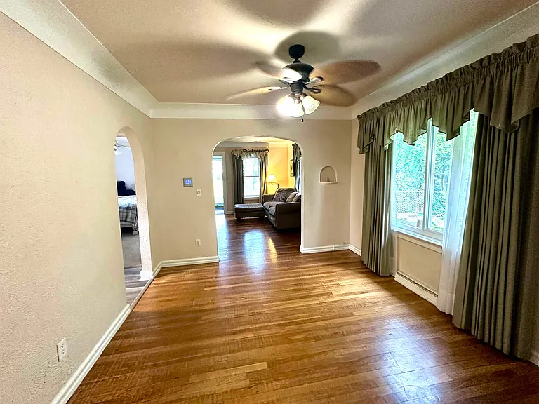 1034 Evanston Dr — Photo 5
