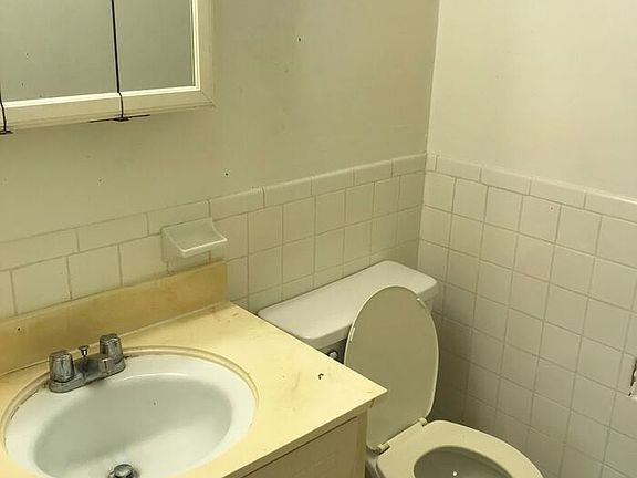 4th image of 3820 Fairfield Ave #52