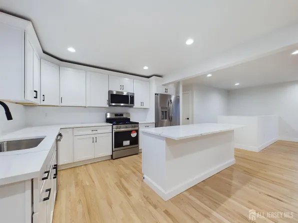 5 Suttie Ave, Piscataway, NJ 08854