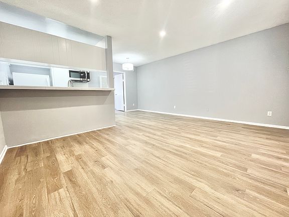 5th image of 12309 Burbank Blvd #8