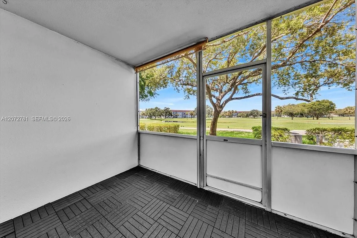 Cambridge At Century Vill — Photo 3
