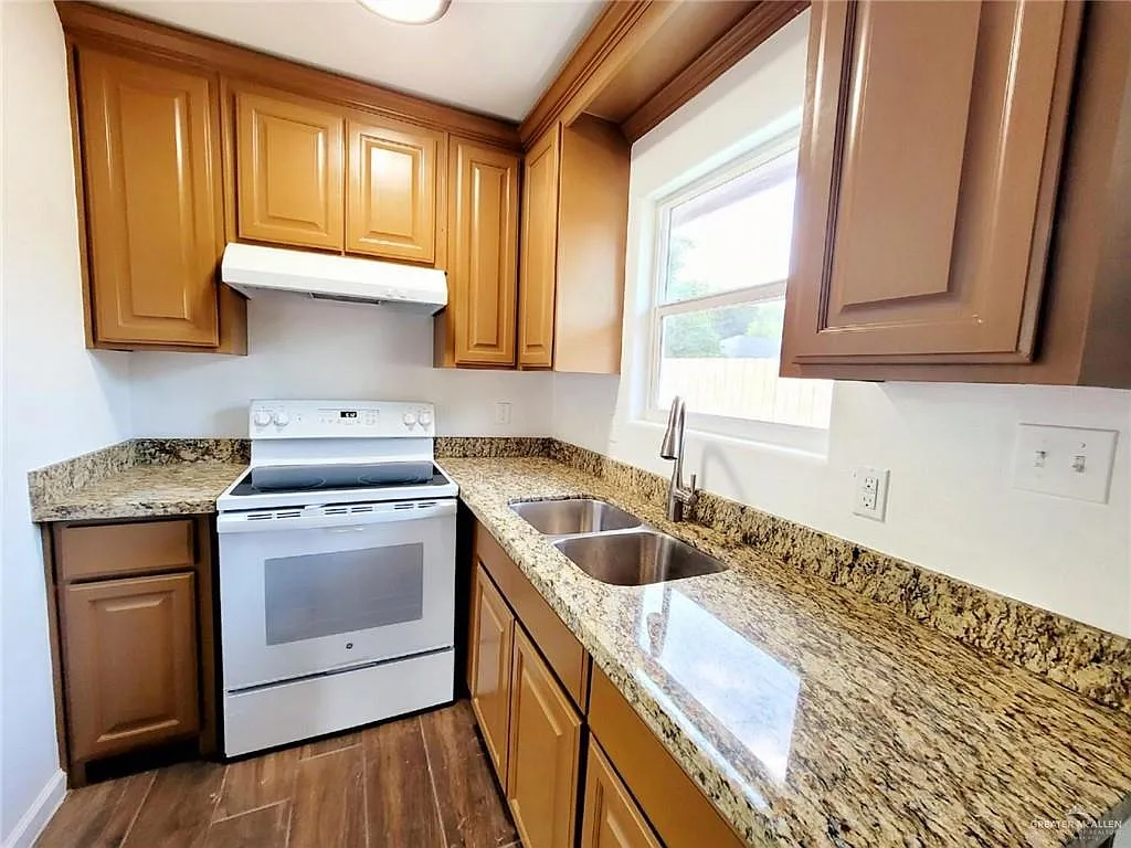 3 bed, 2.0 bath, 1680 sqft, $1,095 — Photo 3