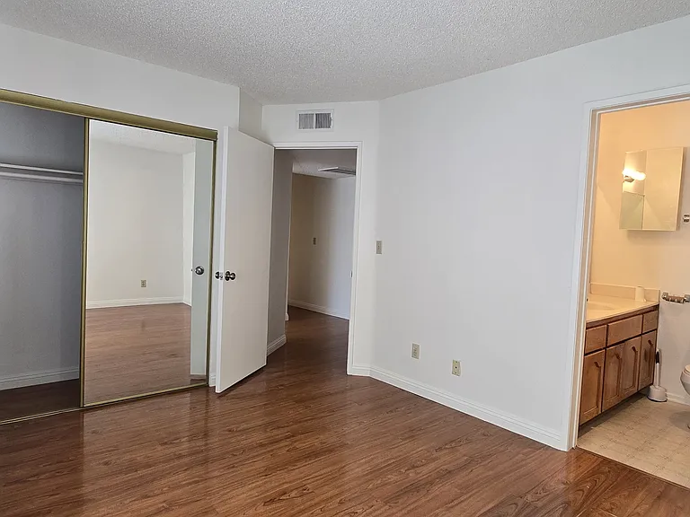 1049 Linden Ave #7 — Photo 17