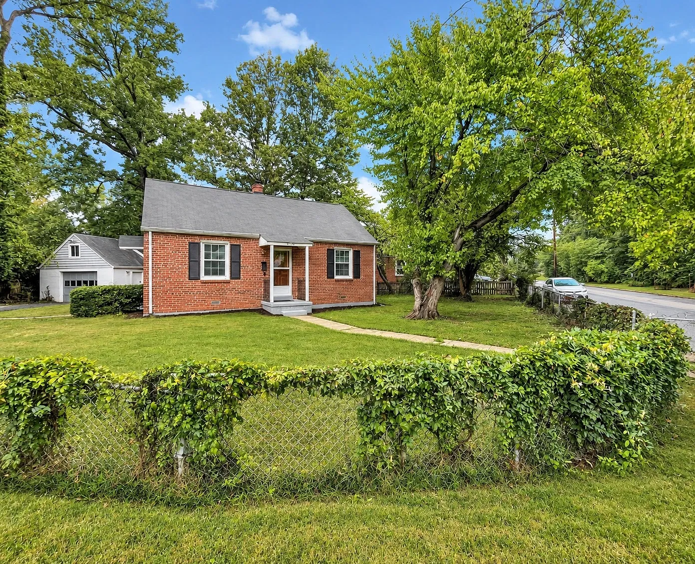 3 bed, 1.5 bath, 1152 sqft, $3,300 — Photo 2