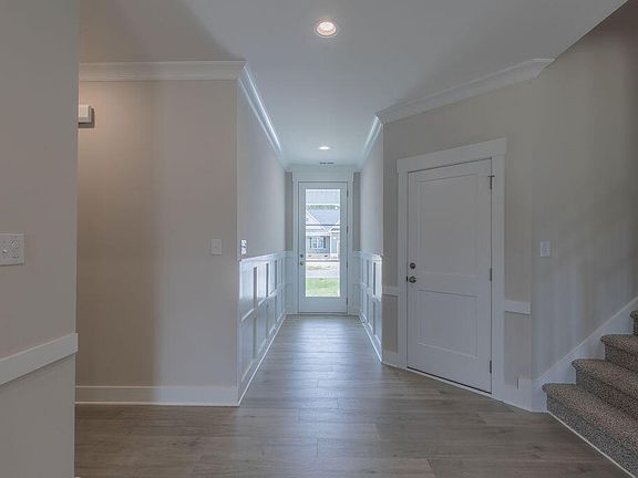 4th image of 24 Sanders Farm Dr