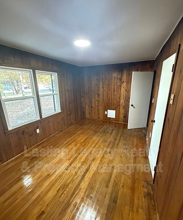 1st image of 904 Marsh St