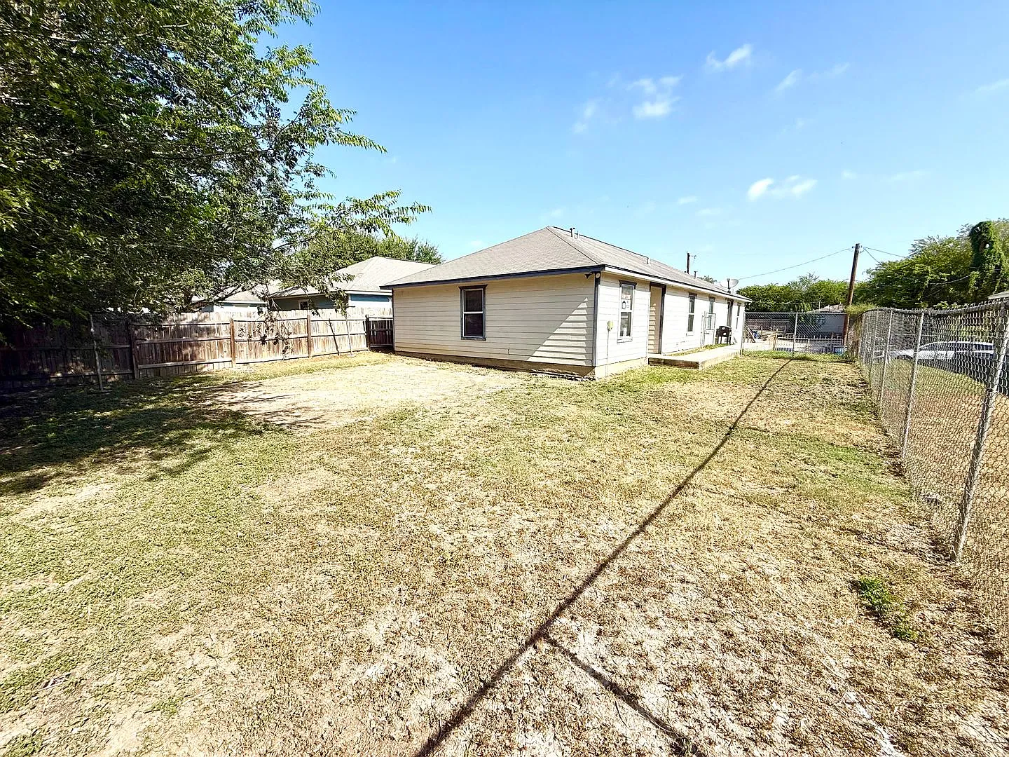**Move In Special** Charming 3-Bedroom Home Near St. Mary's University & Loop 410 — Photo 2