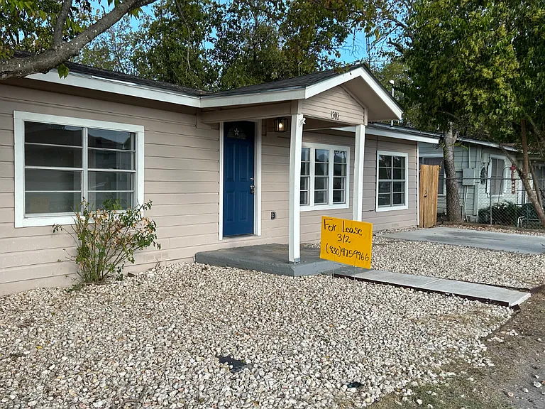 1202 Geronimo St — Photo 2