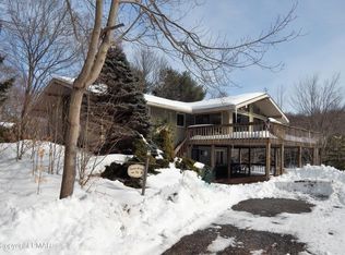 6248 Lakeview Dr, Pocono Pines, PA 18350