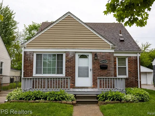 20484 Roscommon St, Harper Woods, MI 48225