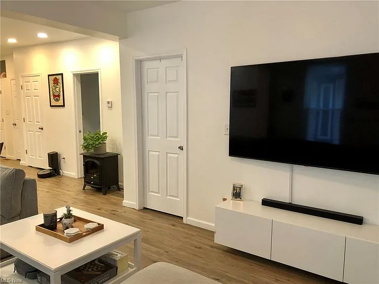 2214 W 32nd St #1 — Photo 35