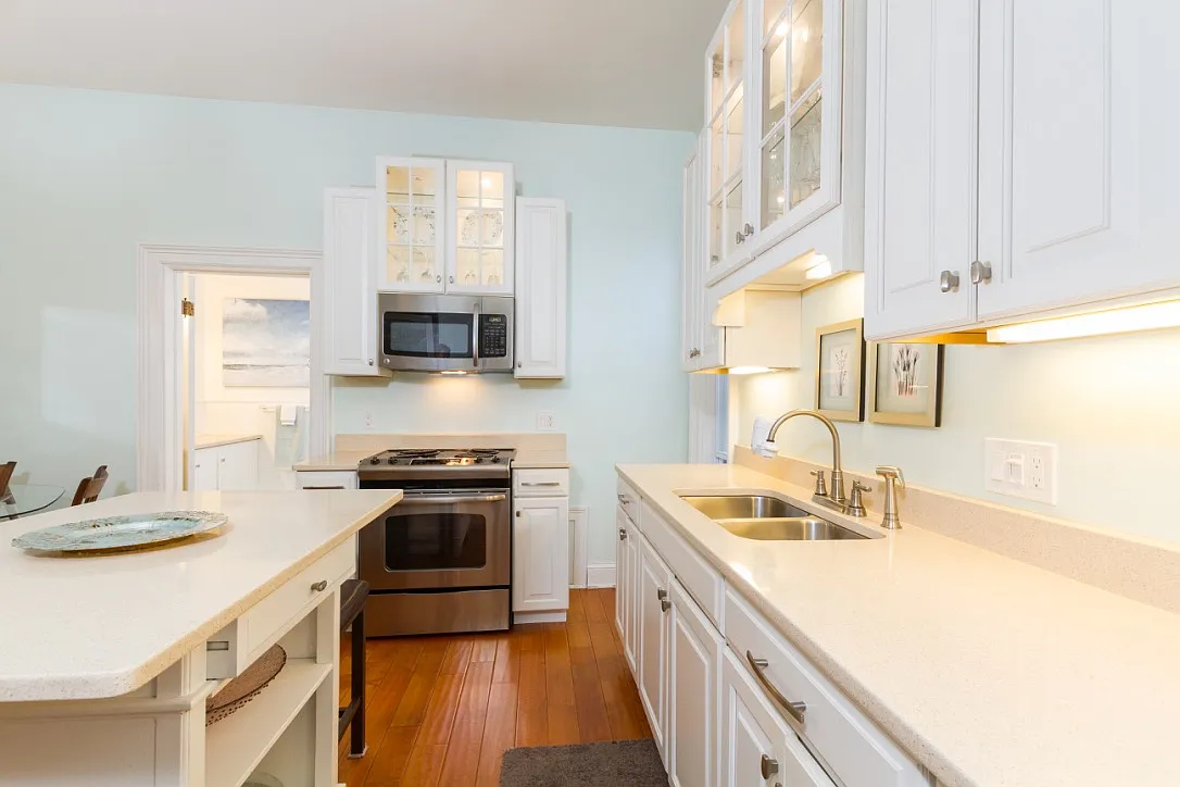 2 bed, 800 sqft, $3,000 — Photo 2