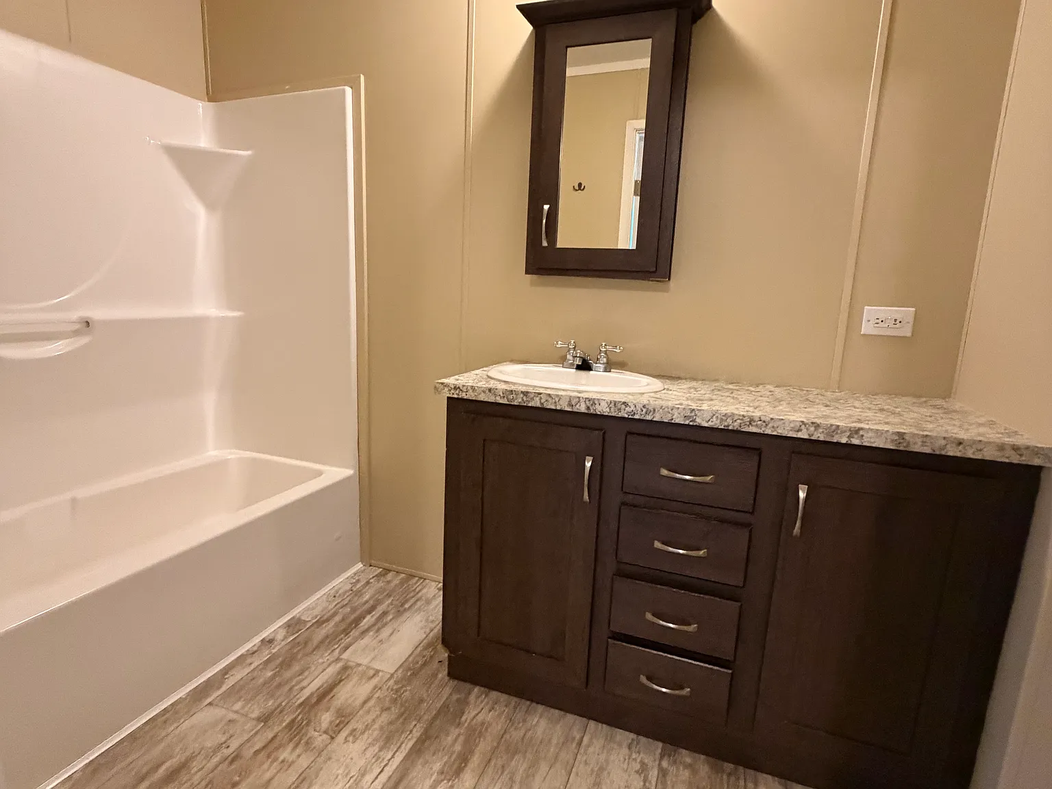 3 bed, 980 sqft, $1,199 — Photo 4