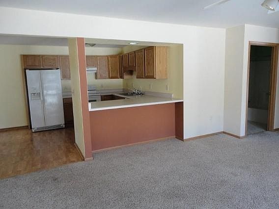 3rd image of 976 Roseland Dr APT 3