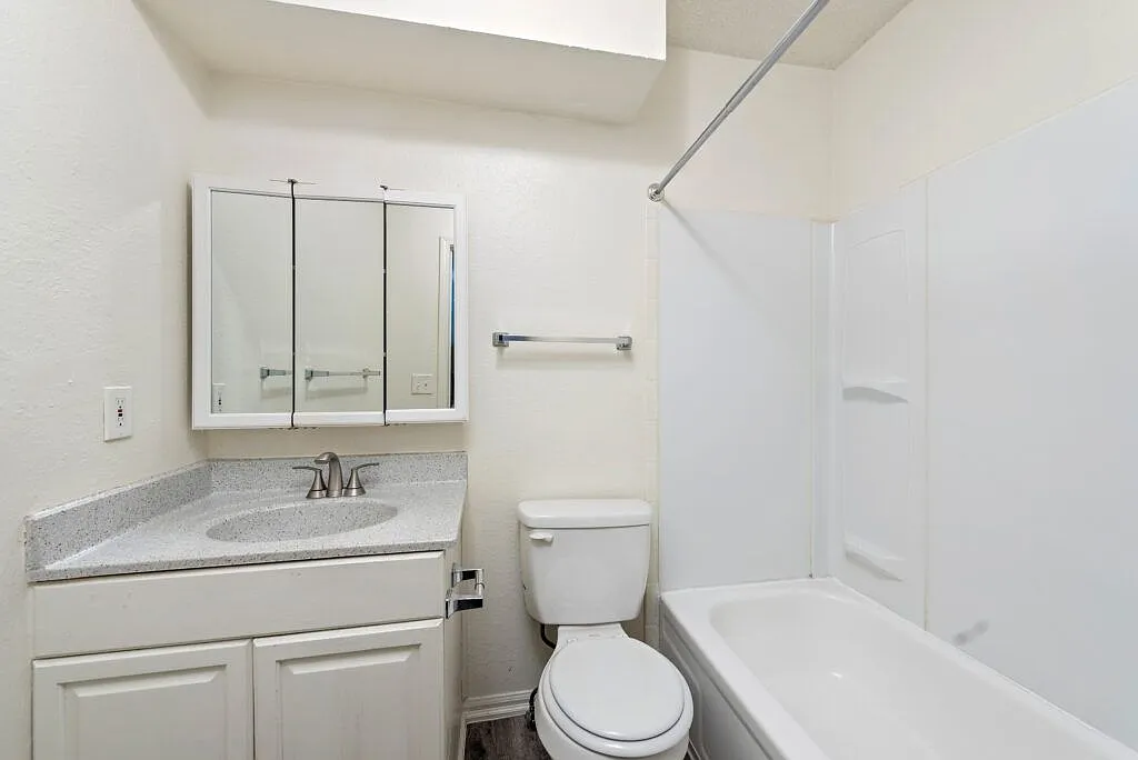 POPLAR PLACE — Photo 4