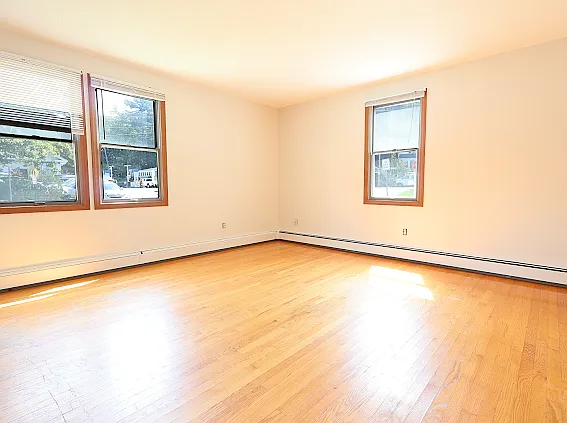 3 bed, 1.5 bath, 1340 sqft, $4,500 — Photo 3