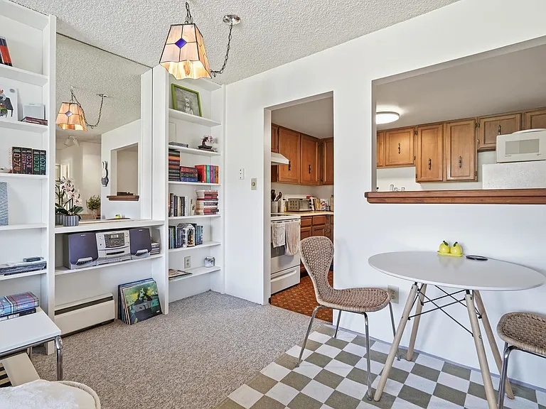 2475 York Ave #305 — Photo 8