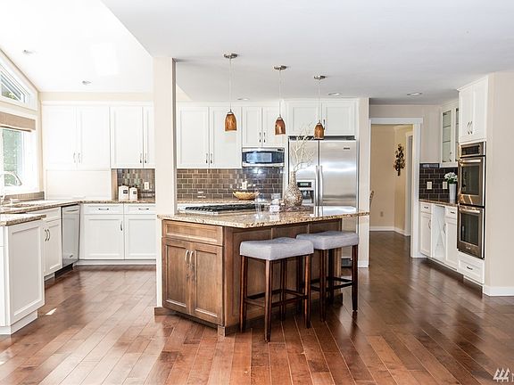 3rd image of 2516 Medina Cir