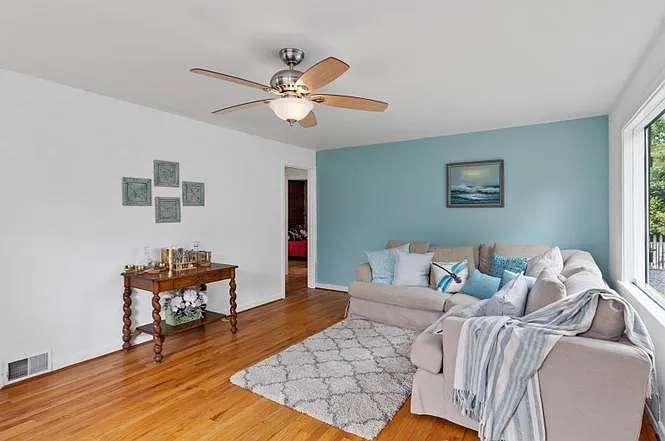 2 bed, 930 sqft, $1,600 — Photo 2