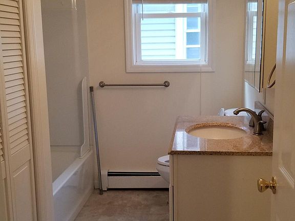 Full bath with washer dryer