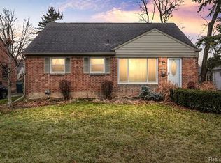 10475 W Eleven Mile Rd, Huntington Woods, MI 48070