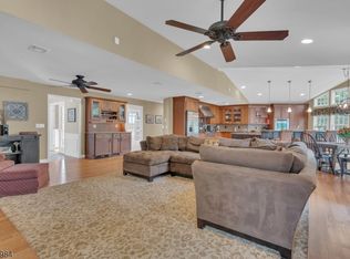 22 Cardinal Dr, Flemington, NJ 08822