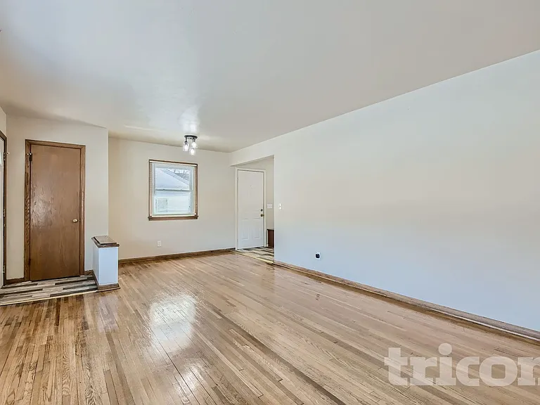 3701 Woodbine Ln N — Photo 2