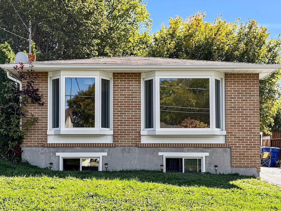 807 Greenfield Cres #UPPER