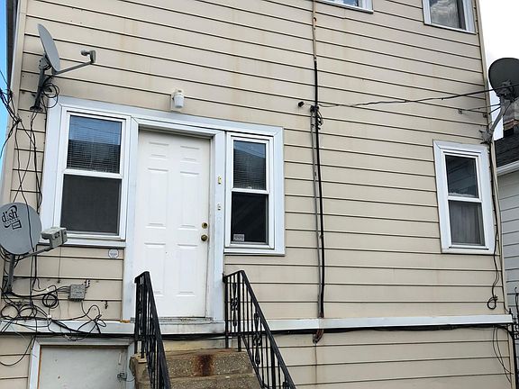 2nd image of 458 N Artesian Ave #1R