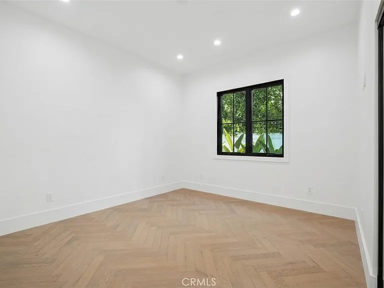 4539 Longridge Ave — Photo 13