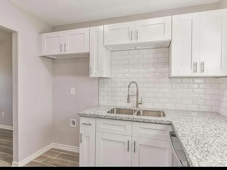 927 W 10th St — Photo 9