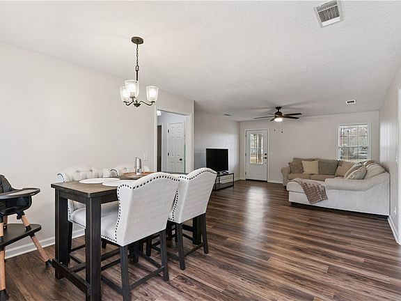 5th image of 46 Christopher Cir