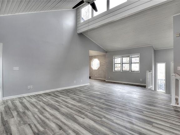 3rd image of 220 Glenrose Ct
