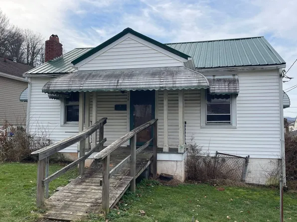 718 7th St, Nitro, WV 25143