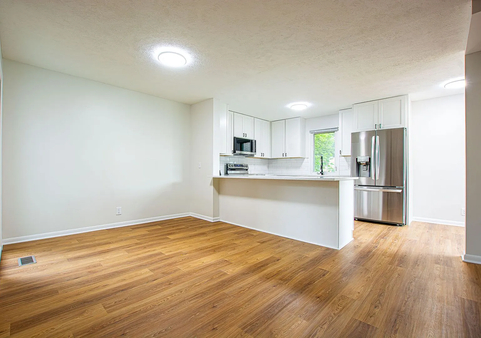 Beautifully Remodeled Modern 5 Bedroom / 3 Bath Home Near Millard North — Photo 4
