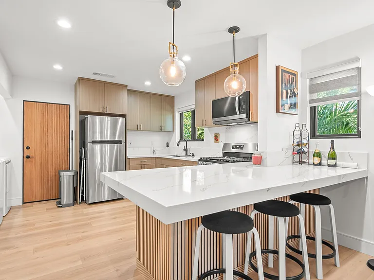 3007 S Hobart Blvd — Photo 11
