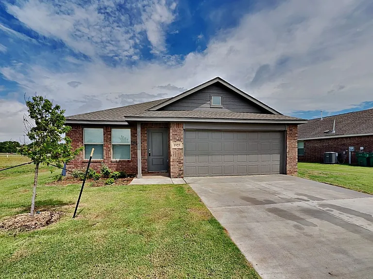 1925 Honey Locust Dr — Photo 1