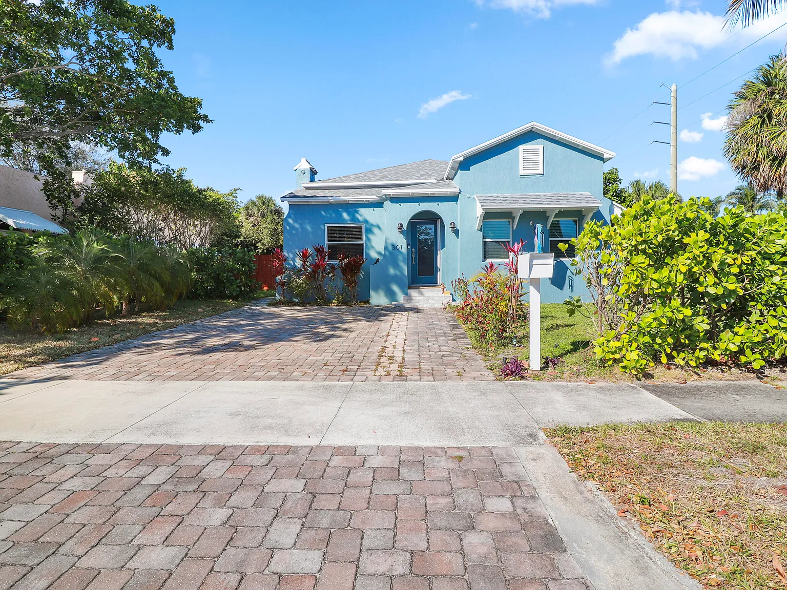 3 bed, 2.0 bath, 1402 sqft, $3,200 — Photo 3