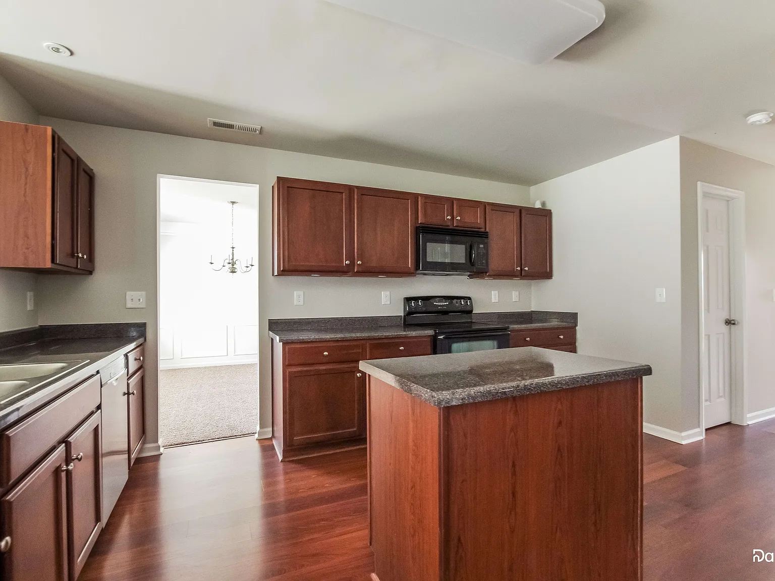 4 bed, 2.5 bath, 2828 sqft, $2,405 — Photo 4