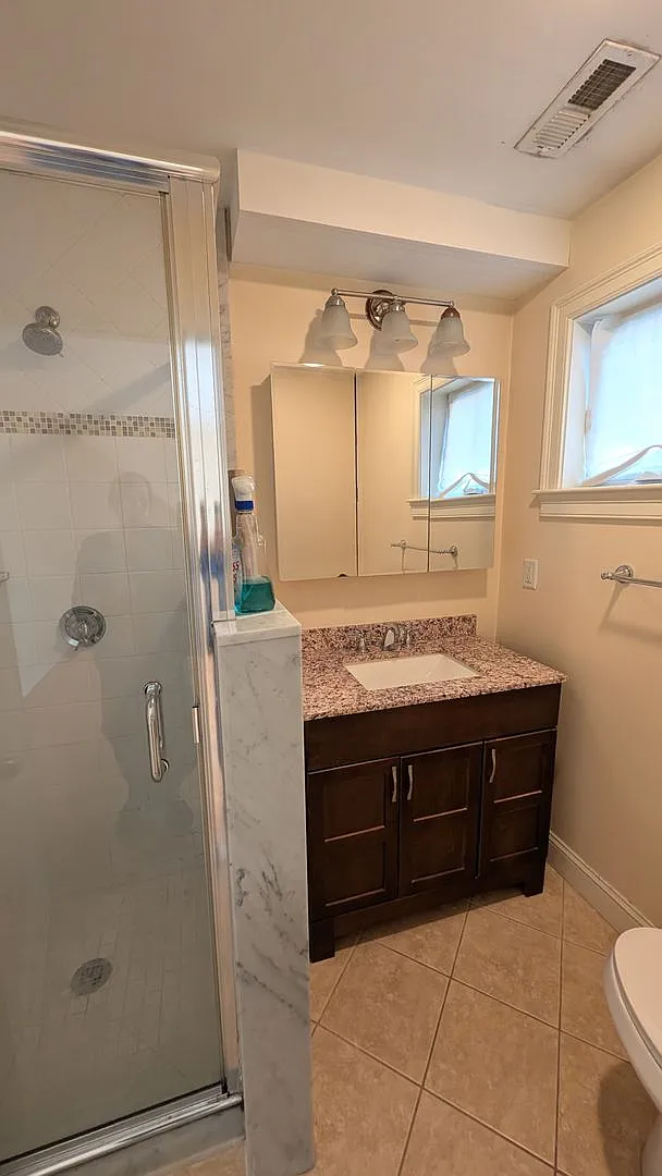 Spacious Townhouse: 4-bed, 3.5 bath unit in Brighton with Garage Parking — Photo 4